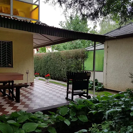Miki Es Vendeghazak Apartmán