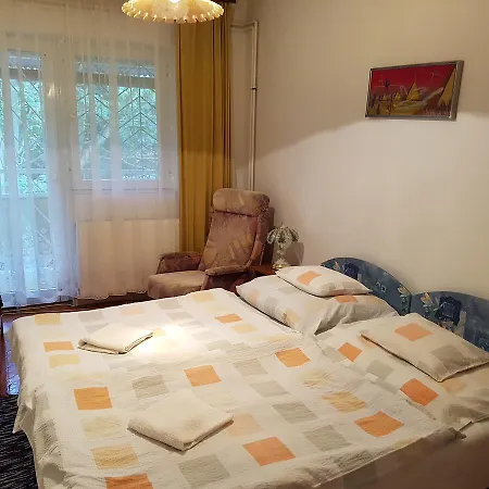 Miki Es Vendeghazak Apartmán